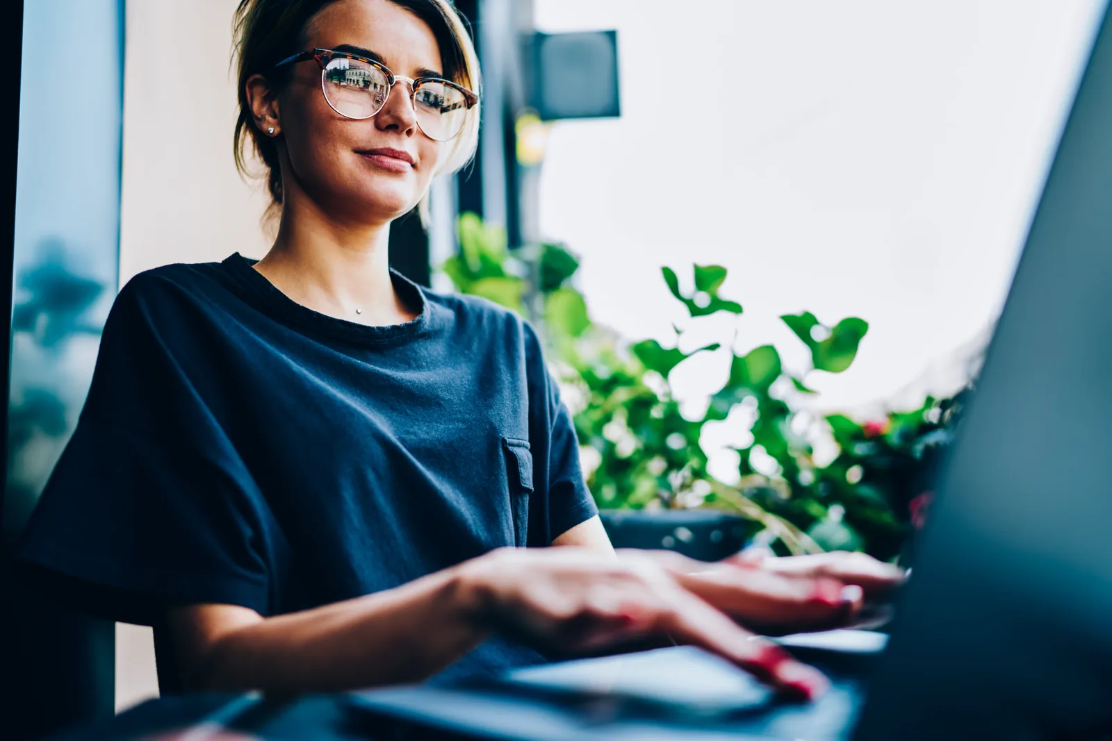 Graphiste au travail sur son ordinateur portable, à l'étape du choix du type de logo